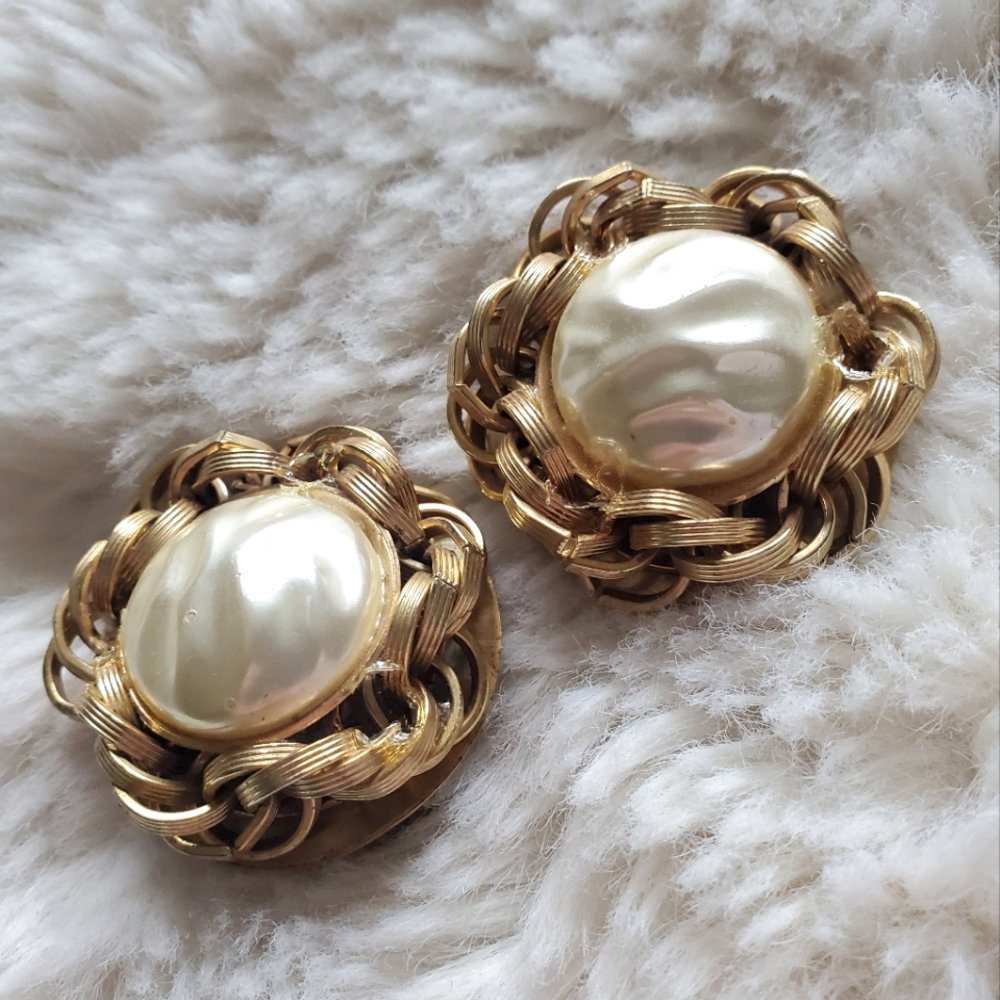 Stunning Baroque Vintage 80s Faux Pearl Gold Tone Rope Clip On Earrings